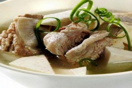 Món ngon bữa trưa: Canh khoai môn nấu sườn
