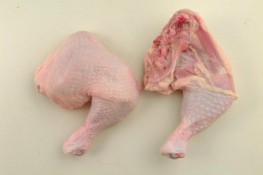 Phát hiện hàng chục tấn gà đông lạnh quá hạn