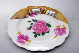 Phát hiện gói thuốc lạ trong đĩa ăn mang nhãn mác Trung Quốc