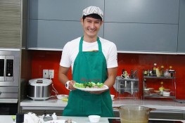 Diễn viên Huy Khánh vào bếp