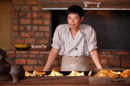 Hé lộ cảnh xưởng bánh trong phim Lửa Phật