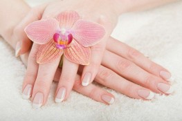 Bí quyết giữ gìn bàn tay ngọc ngày hè