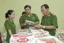 Trộn hóa chất vào gia vị