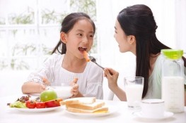 Những điều mẹ nên chú ý trong bữa sáng của bé
