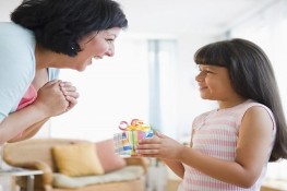 Dạy con biết trân trọng những món quà