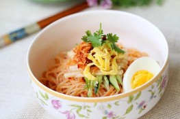Bún trộn kiểu Hàn Quốc
