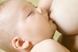 Mách mẹ cách cho con bú để không bị viêm tuyến vú