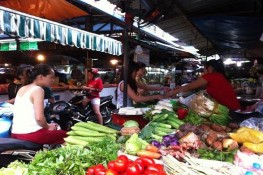 Mưa lớn, người đi chợ than "như bị mất cắp" vì thực phẩm tăng giá