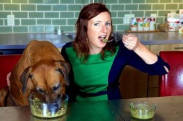 Người phụ nữ ăn thức ăn của cún cưng