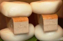 Ăn sáng với bánh dày kẹp chả thơm ngon