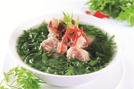 Món canh ngon ngày hè: Canh sườn lá đinh lăng