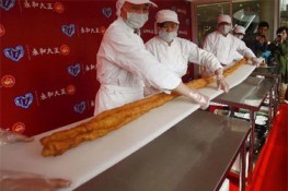 Trung Quốc: Chiếc quẩy dài nhất thế giới được xác lập
