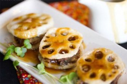 Lạ miệng với Củ Sen kẹp thịt chiên giòn
