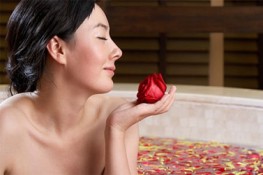 Cách chế biến và công dụng làm đẹp của Nước hoa hồng