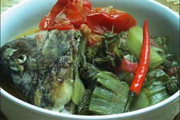“Đầu cá nấu dưa” ấm ngày mưa dai dẳng