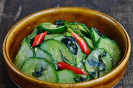 Lạ miệng với dưa chuột xào tía tô