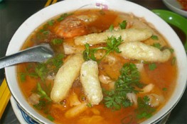 Nóng hổi tô bánh canh cua biển cho bữa sáng thu se lạnh
