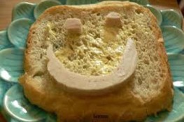 Độc đáo với bánh sanwich hình mặt cười