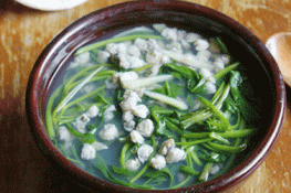 Canh hến nấu rau muống ngon giòn