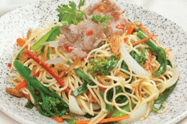 Bữa trưa đổi món với mì trộn chua ngọt