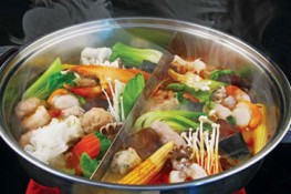 Ngày mưa trổ tài nấu lẩu Thái cay