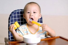 Vì sao trẻ ăn chậm?
