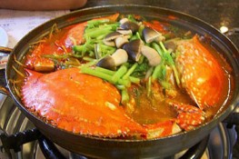 Thưởng thức lẩu cua nóng hổi chiều thu