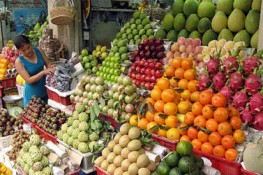 Nhiều thực phẩm không an toàn vẫn bày bán hiên ngang
