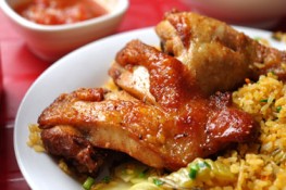 Cơm rang gà quay "giàu protein" trên phố Bà Triệu