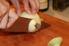 Một số mẹo cắt hành không cay mắt