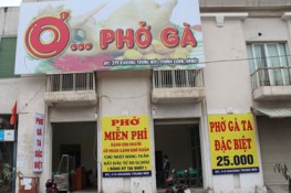 Phở gà miễn phí ấm lòng người nghèo ngày đông