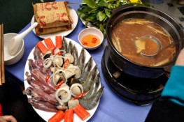 Qua phố Đội Cấn xuýt xoa lẩu Thái chua cay