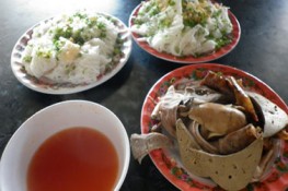 Lạ mà ngon với "bánh hỏi lòng heo"
