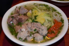Thưởng thức bún sườn chua ngon