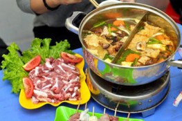 Qua "Anh Em Quán" khám phá lẩu xiên