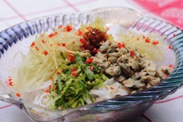 Trưa nay mẹ làm bún hến trộn