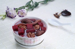 Canh đuôi lợn nấu củ dền bổ dưỡng