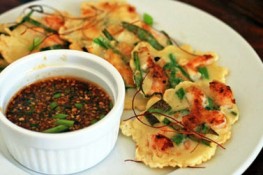 Làm bánh tôm chiên kiểu mới