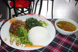 Ăn cơm văn phòng có cả rắn