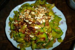 Mùa bí làm gỏi bí non