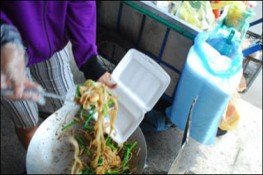 Không nên dùng hộp xốp đựng thức ăn nóng