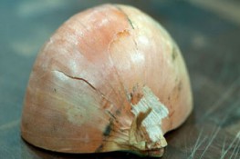 Để thái hành không cay mắt