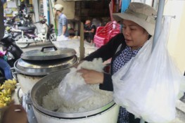 Phố bán cơm không