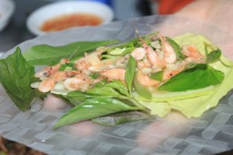 Hấp dẫn tép đồng um cuốn bánh tráng