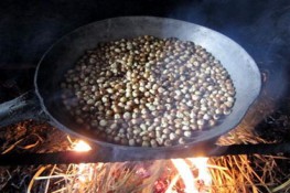 Trời mưa nhớ món bắp rang