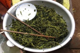 Canh chua rau sắn quê nghèo