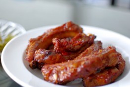 Mát trời làm món sườn cho cả nhà