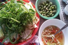 Độc đáo cải bắp cuốn nhót xanh