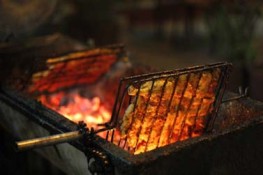 Nhuộm màu vàng ruộm cho vịt quay bằng hóa chất