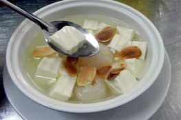 Giới trẻ thích thú chè khúc bạch